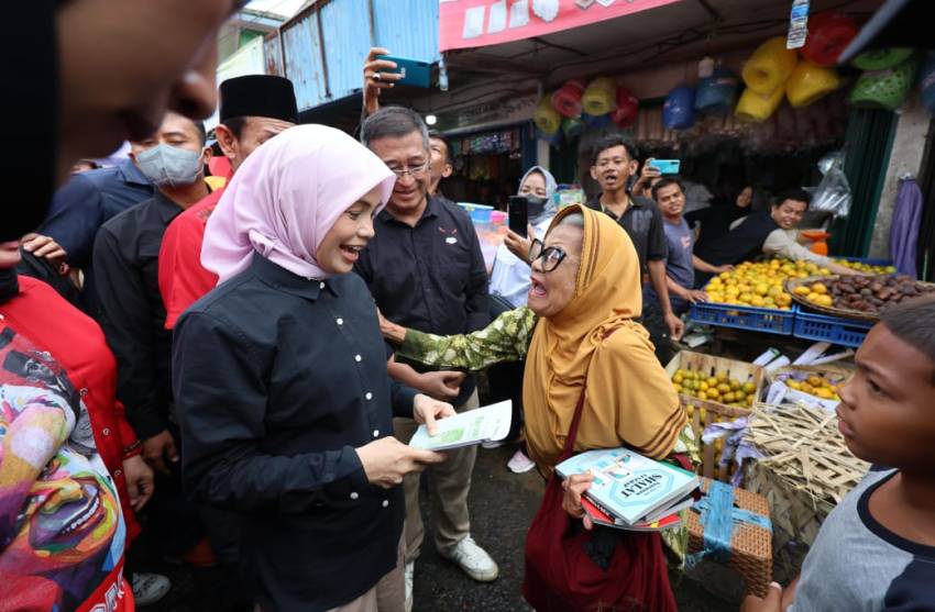 Berkunjung ke Palembang, Atikoh Ganjar Borong Dagangan di Pasar