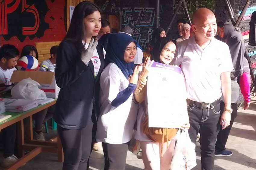Caleg Perindo Djoni Toat dan Anggun Angelia Kembali Gelar Bazar Minyak Goreng Murah di Bandung