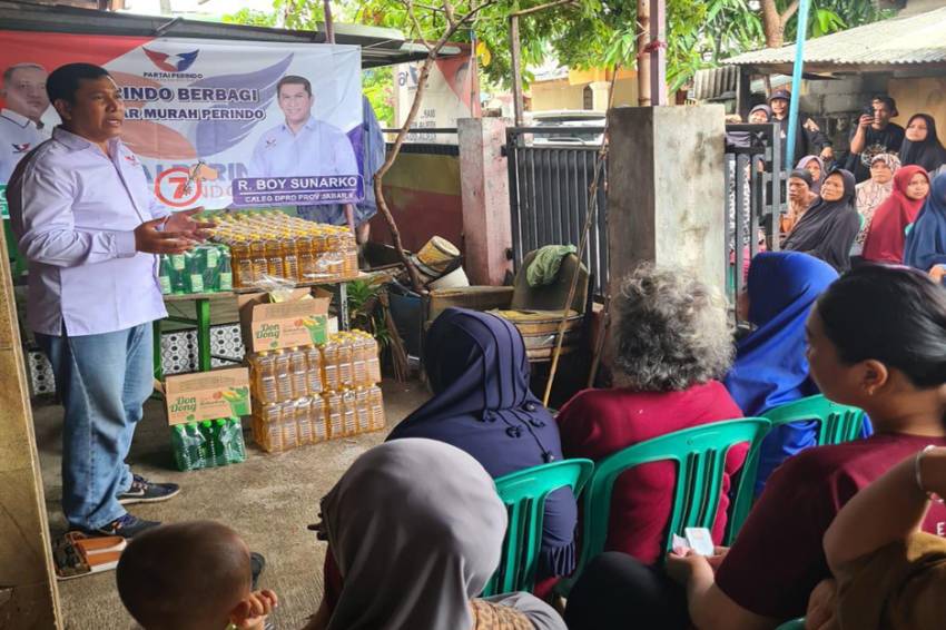 Bazar Murah di Bekasi, Caleg Perindo Boy Edukasi Warga Jangan Salah Pilih