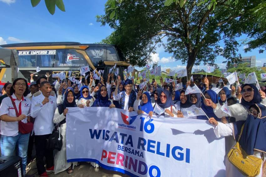 Peduli Pelaku UMKM, HT dan Caleg Perindo Ratu Siti Romlah Banjir Pujian Emak-emak