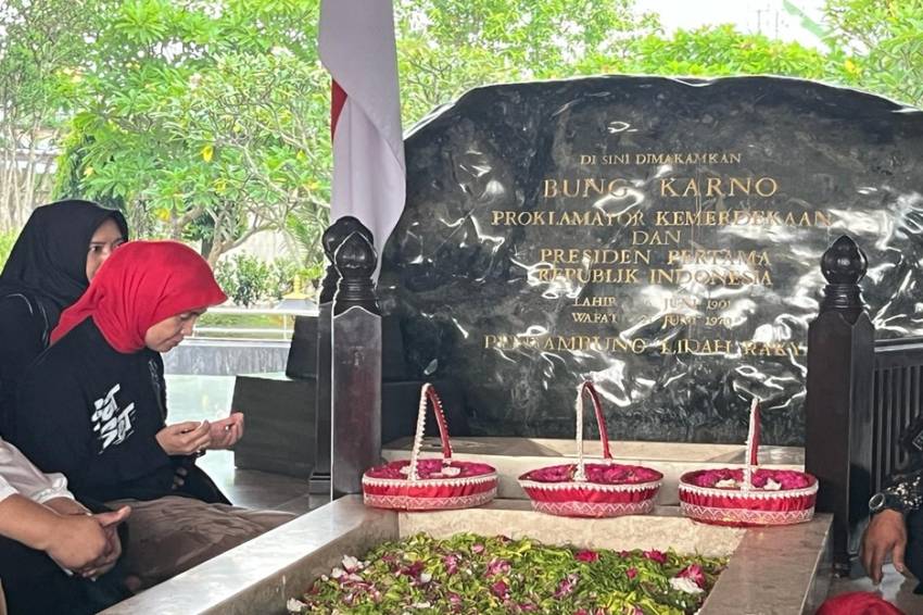Potret Siti Atikoh Khusyuk Berdoa di Makam Bung Karno