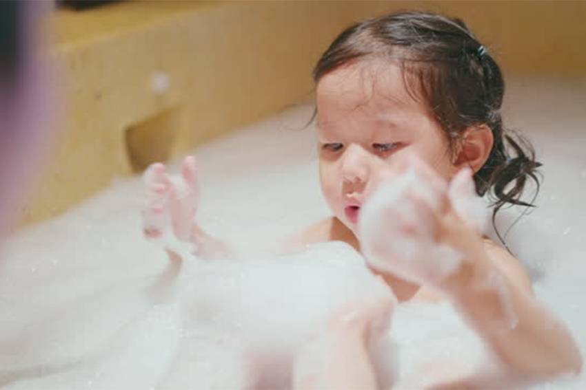 Mitos atau Fakta, Sabun Anak yang Hasilkan Banyak Busa Bikin Mandi Lebih Bersih