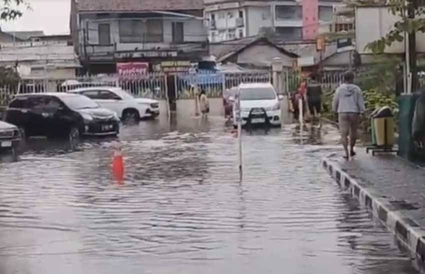 Akses ke RSUD Al Ihsan di Baleendah Kabupaten Bandung Tergenang Banjir