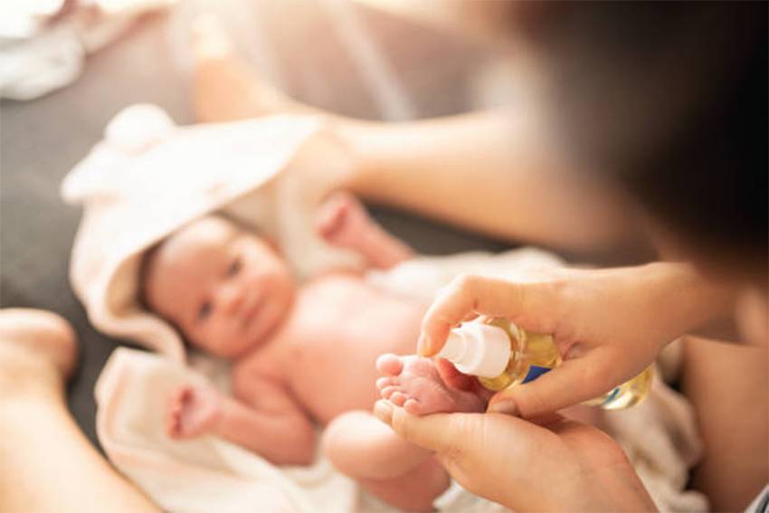 Minyak Telon Tak Boleh Dipakaikan pada Kulit Bayi? Ini Kata Dokter