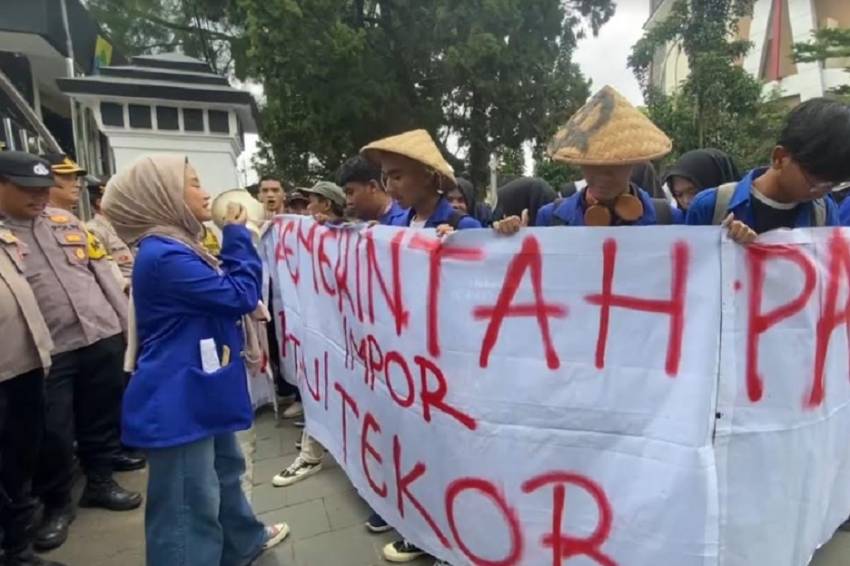 Mahasiswa Saling Dorong dengan Polisi saat Unjuk Rasa Kenaikan Harga Beras di Sukabumi