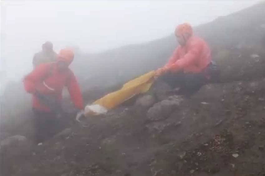 Pendaki Asal Yogyakarta Tewas di Gunung Agung, Evakuasi Dramatis dari Ketinggian 2.000 Meter