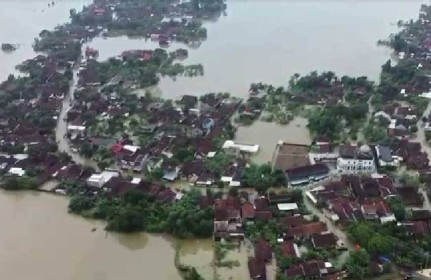 Banjir Jepara Semakin Tinggi, Petugas Evakuasi Ribuan Warga