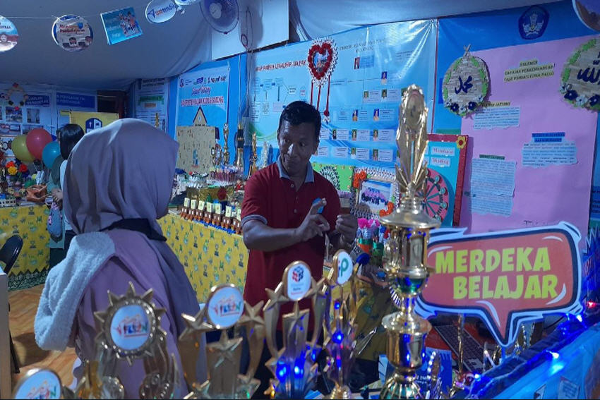 Kiprah Arby Mamangsa, Kepsek SMP Nusantara Sorong Ubah ‘Sekolah Buangan’ Menjadi Berprestasi
