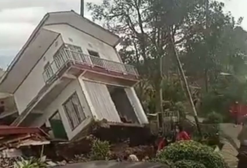 Viral Video Jalan Terbelah hingga Rumah Ambruk Akibat Gempa Tuban, BNPB: Hoaks!
