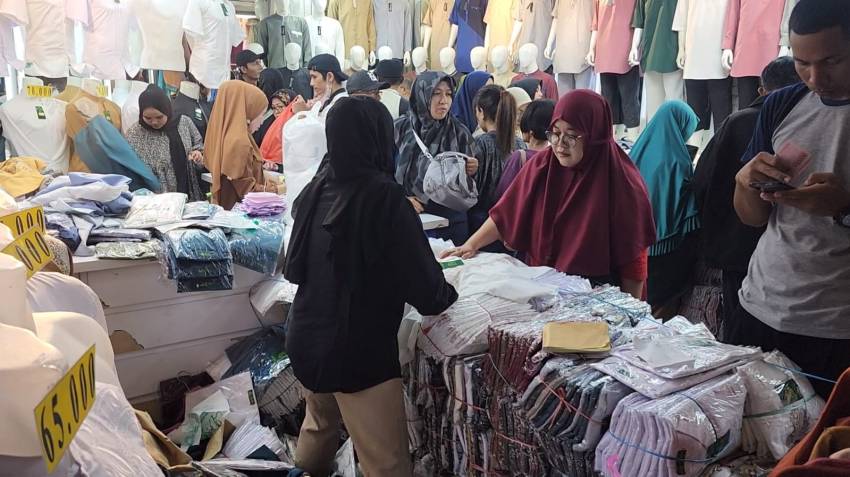 Jelang Lebaran, Omzet Pedagang Baju di Pasar Tanah Abang Naik 80%