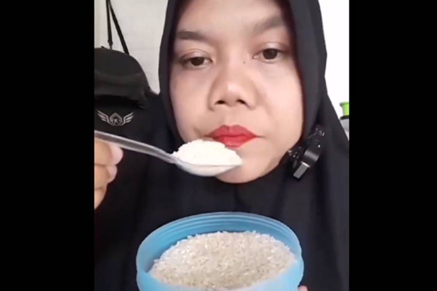 Viral! Aksi Random Emak-Emak Melahap Beras Layaknya Makan Nasi