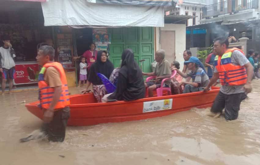 Banjir Rendam 4 Desa di Kabupaten Cirebon, 8.442 Warga Terdampak