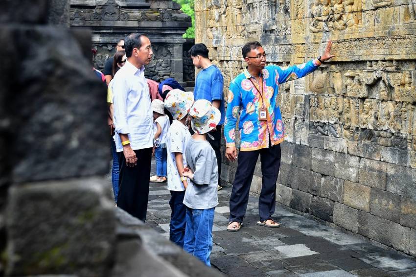Jokowi Ajak Anak-Cucu Liburan ke Candi Borobudur