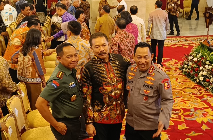 Kapolri Ajak Foto Bareng Jaksa Agung dan Panglima TNI di Istana Negara
