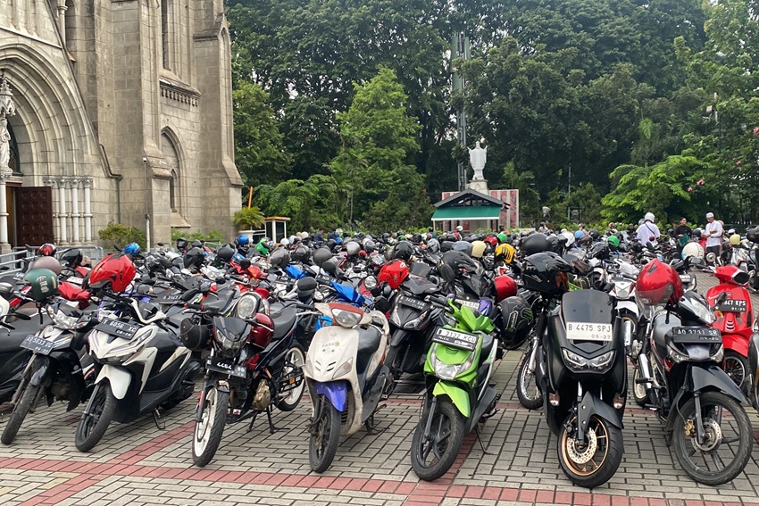 Parkir Gereja Katedral Dipenuhi Kendaraan Jemaah Salat Iduladha 2024 di Masjid Istiqlal