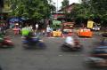 Penjual Takjil di Surabaya Terapkan Physical Distancing