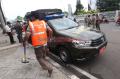 Terjaring Razia PSBB di Jatinegara, Warga Disuruh Push Up dan Bersihkan Jalan