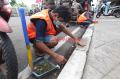 Terjaring Razia PSBB di Jatinegara, Warga Disuruh Push Up dan Bersihkan Jalan