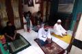 Berjamaah dengan Tetangga Satu Gang, Warga Cipulir Khusuk Salat Idul Fitri