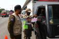 Petugas Gabungan Periksa Ketat SIKM di KM 47 Tol Cikampek Arah Jakarta