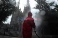 Pencegahan Covid-19, Petugas Damkar Semprot Disinfektan di Gereja Katedral