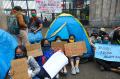 Aktivis Lingkungan Demo Tolak RUU Omnibus Law Cipta Lapangan Kerja di Depan Gedung MPR/DPR