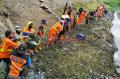 Jadi Sumber Bau, Satgas Kebersihan Keruk Sampah di Kanal Sekunder Panakkukang Makassar