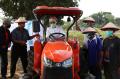 Dukung Produksi Pertanian, Indah Kurnia Serahkan Traktor Sawah Pada Petani di Sidoarjo