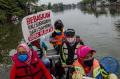 Cek Kualitas Air, Perempuan Pejuang Kali Surabaya Susur Sungai
