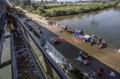 Dampak Musim Kemarau, Warga Mencuci Pakaian di Aliran Sungai Cileungsi