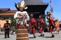 Warna-warni Etnik Nusantara Meriahkan Hari Sarjana UWKS