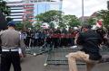Massa Demo Tolak UU Ciptaker Robohkan Pintu Gerbang DPRD Jateng