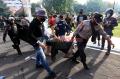 Unjuk Rasa Tolak UU Omnibus Law di Surabaya Berakhir Ricuh