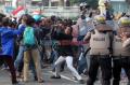 Demonstran dan Polisi Terlibat Bentrok di Harmoni