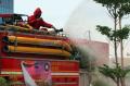 Mobil Pemadam Kebakaran Lakukan Penyemprotan Disinfektan di Kawasan Sunter Podomoro