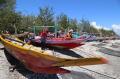 Nelayan Kenjeran Perbaiki Perahu yang Rusak Pasca Diterjang Gelombang Tinggi