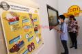 Melihat Proses Pengisian Sambal UKM Dede Satoe di Edustore Karya Hibah Pengabdian Universitas Surabaya