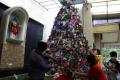 Menjaga Toleransi, Warga Muslim Hias Pohon Natal dari Ribuan Masker dan Hand Sanitizer