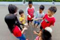 Anak-anak Jakarta Memanfaatkan Jalanan Kosong untuk Bermain