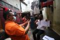 Pos Indonesia Salurkan BST Kemensos untuk Warga Sawah Besar