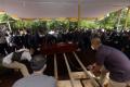 Kerabat dan Rekan Kerja Hadiri Pemakaman Jenazah Korban Sriwijaya Air Okky Bisma