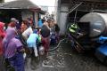 Air PDAM Mati, Warga Surabaya Mengantre Air Bersih dari Mobil Tangki