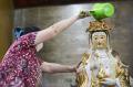 Ritual Pencucian Patung Dewa Sambut Perayaan Tahun Baru Imlek