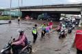 Semarang Banjir, Polisi Bantu Warga Lintasi Genangan Air