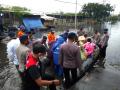 Tim SAR Gabungan dan Ditpolairud Polda Jateng Berjibaku Evakuasi Korban Banjir di  Semarang