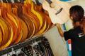Melawan Keterbatasan, Pengamen Tanpa Empat Jari Ini Produksi Gitar untuk Musisi Papan Atas Indonesia