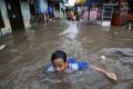 Keseruan Anak-anak Bermain Banjir di Kawasan Tebet