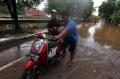 Sejumlah Motor Mogok Akibat Terobos Banjir di TB Simatupang