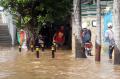 Jalan Warung Jati Barat Terputus, Warga Susuri Trotoar Lewati Banjir