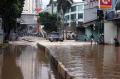 Jalan Warung Jati Barat Terputus, Warga Susuri Trotoar Lewati Banjir